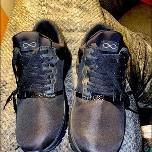 Male infinity tennis shoes (bran new never worn)